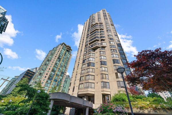 Prime Coal Harbour Opportunity: Ideal for Downsizers Ready to Renovate & Reimagine!