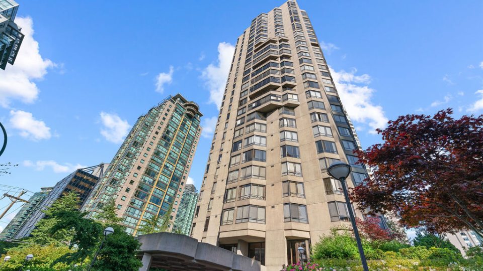 Prime Coal Harbour Opportunity: Ideal for Downsizers Ready to Renovate & Reimagine!