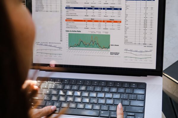 Market Stats on the laptop